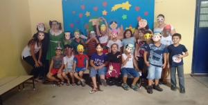 Alunos do 2º ano A da Escola Raul de Oliveira Fagundes realizam a finalização do trabalho de Contação de Histórias com o livro “Bruxa, Bruxa, venha à minha festa”.